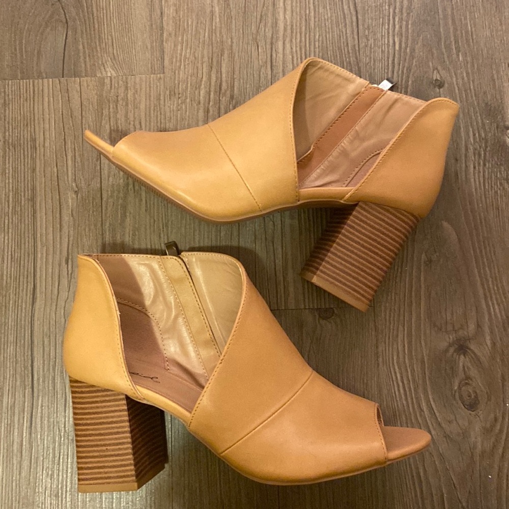 *SOLD* Never worn!! Qupid nude heels with open side